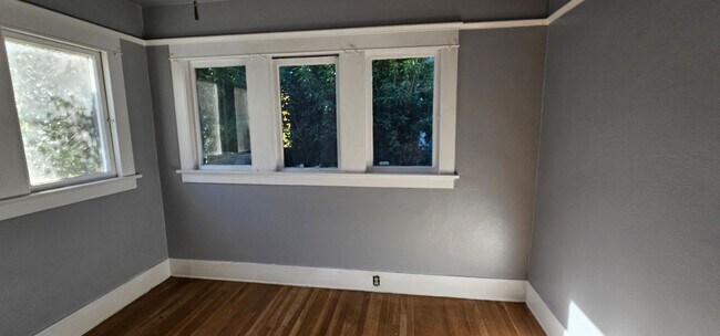 Building Photo - 2 Bedroom home near Mt. Rubidoux!