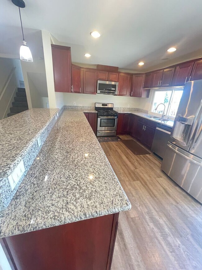 Foto del edificio - Live Large in this Outstanding 4 bed / 3 bath