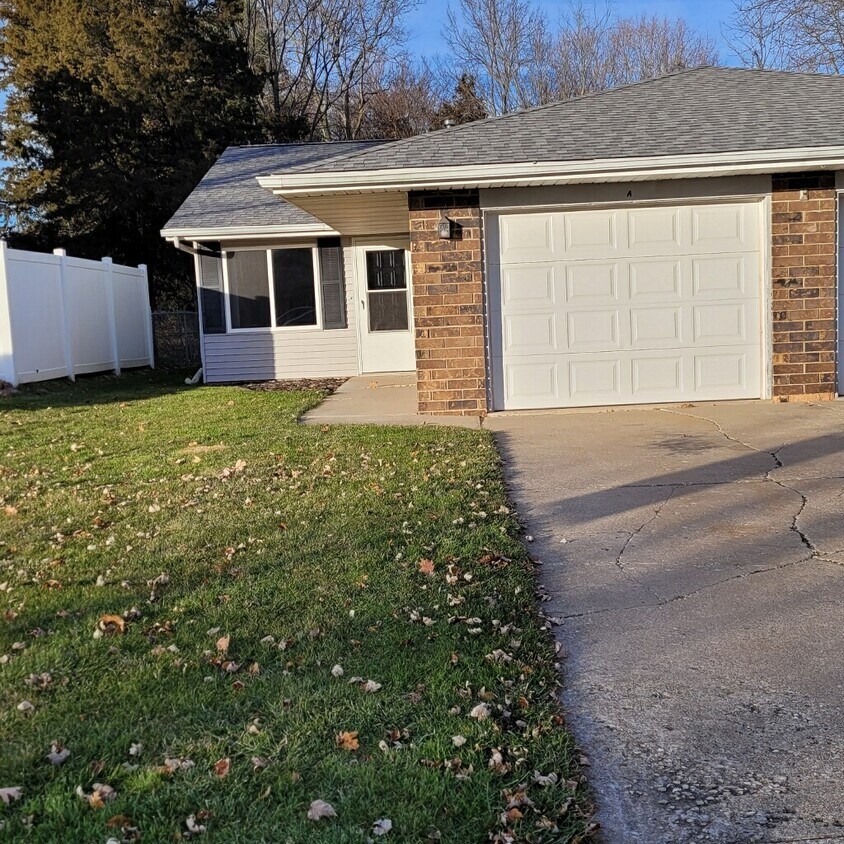 Primary Photo - 501 Simon Dr