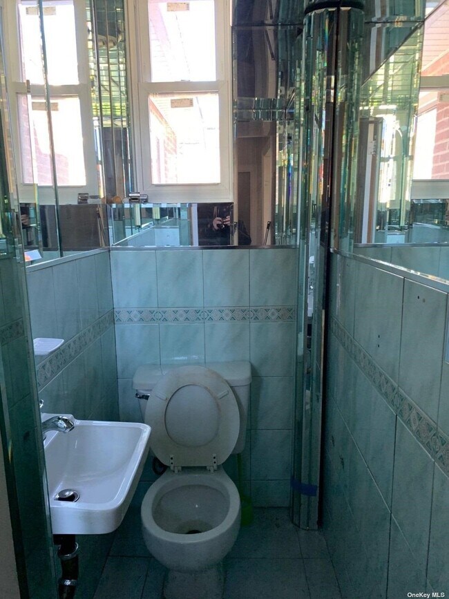 Foto del edificio - 73-46-7192 192nd St