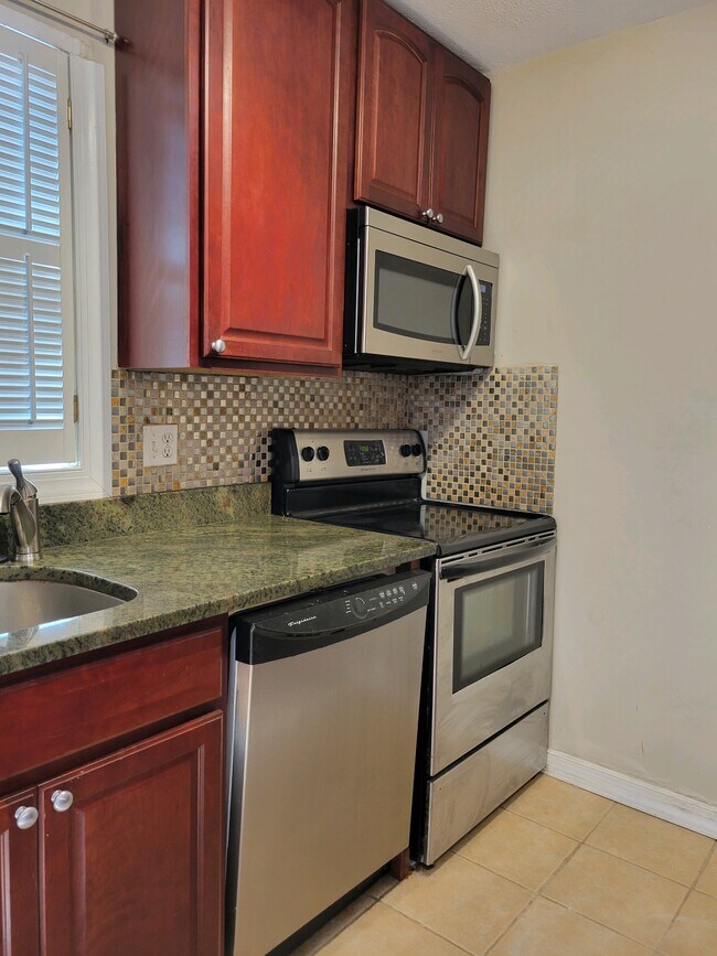 Dishwasher/oven/microwave - 1718 W Abingdon Dr
