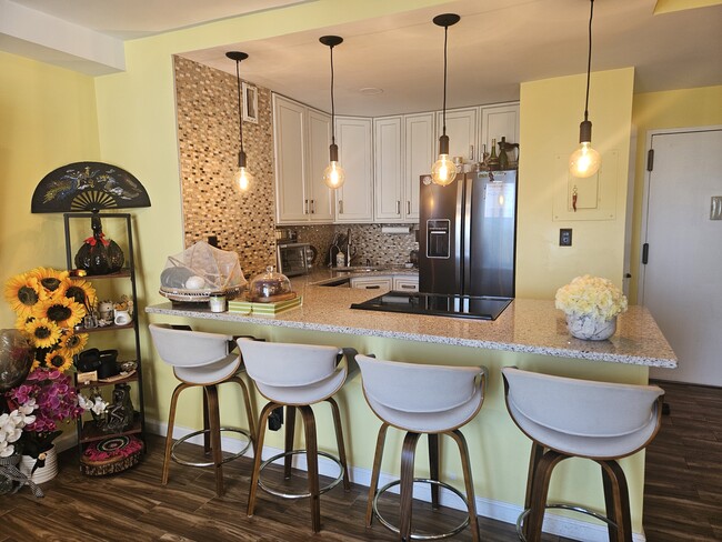 Open Kitchen w/Island - 2 Richmond Rd