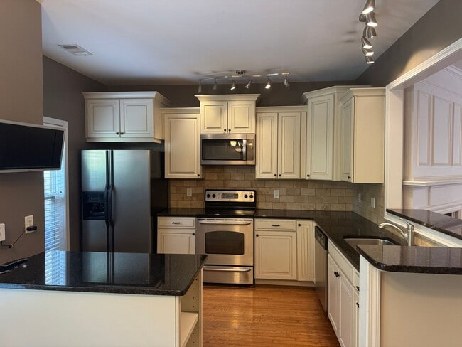 Building Photo - 3BR Townhome in Brentwood
