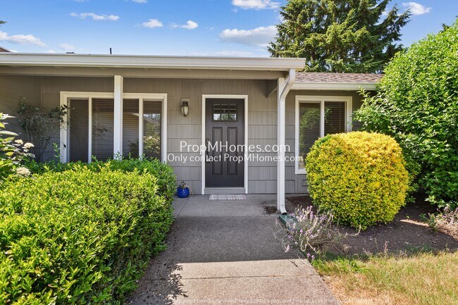 Foto del edificio - Updated Three Bedroom Home in Lake Oswego!
