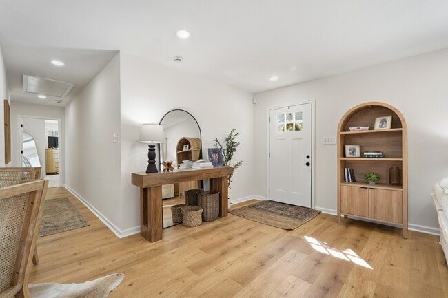 Building Photo - 712 E Kuehn St