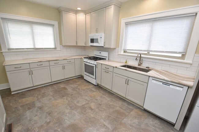 Foto del edificio - Extensively renovated All utilities includ...