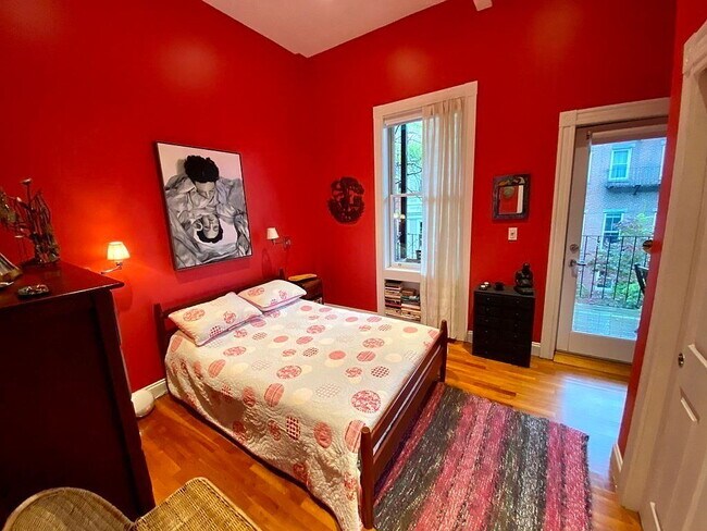 Foto del edificio - "Charming 2-Bed Haven with Gleaming Hardwo...