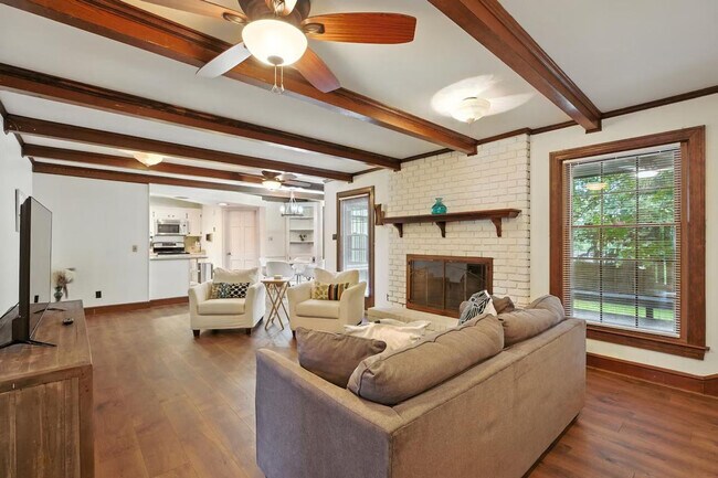 Foto del edificio - 1421 Lynn Rd
