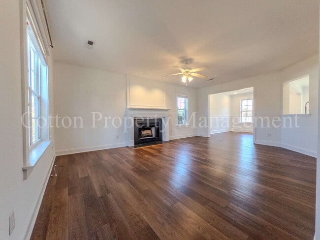 Foto del edificio - 4BR/2.5BA Pet Friendly home – BONUS Electricity Included! – Close to Beach & Shopping – $2,600/month