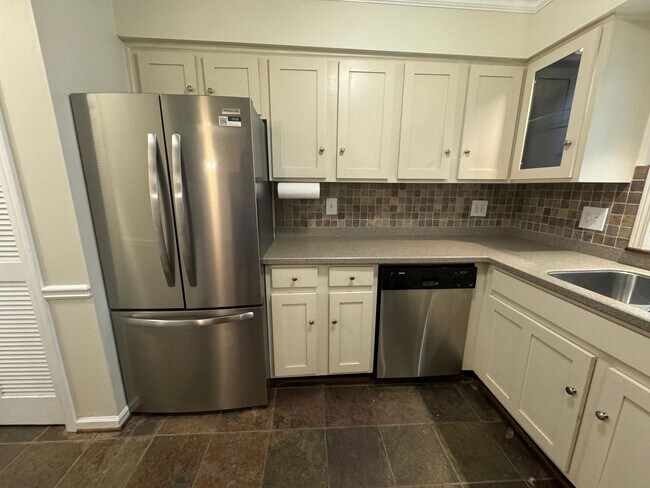 Building Photo - Cross Creek 3 Bedroom Garden Townhome for ...