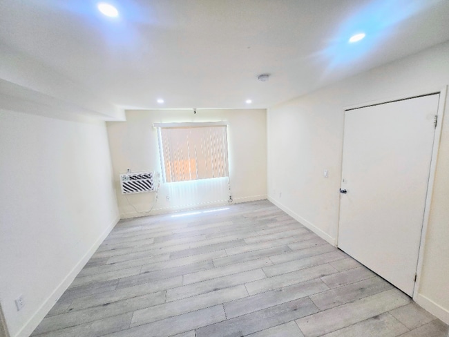 Building Photo - 843 S Ardmore Ave