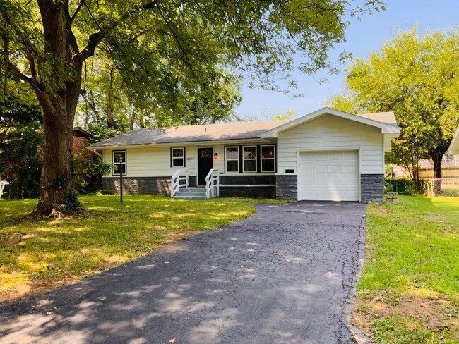 Building Photo - Charming Home in Great Location!