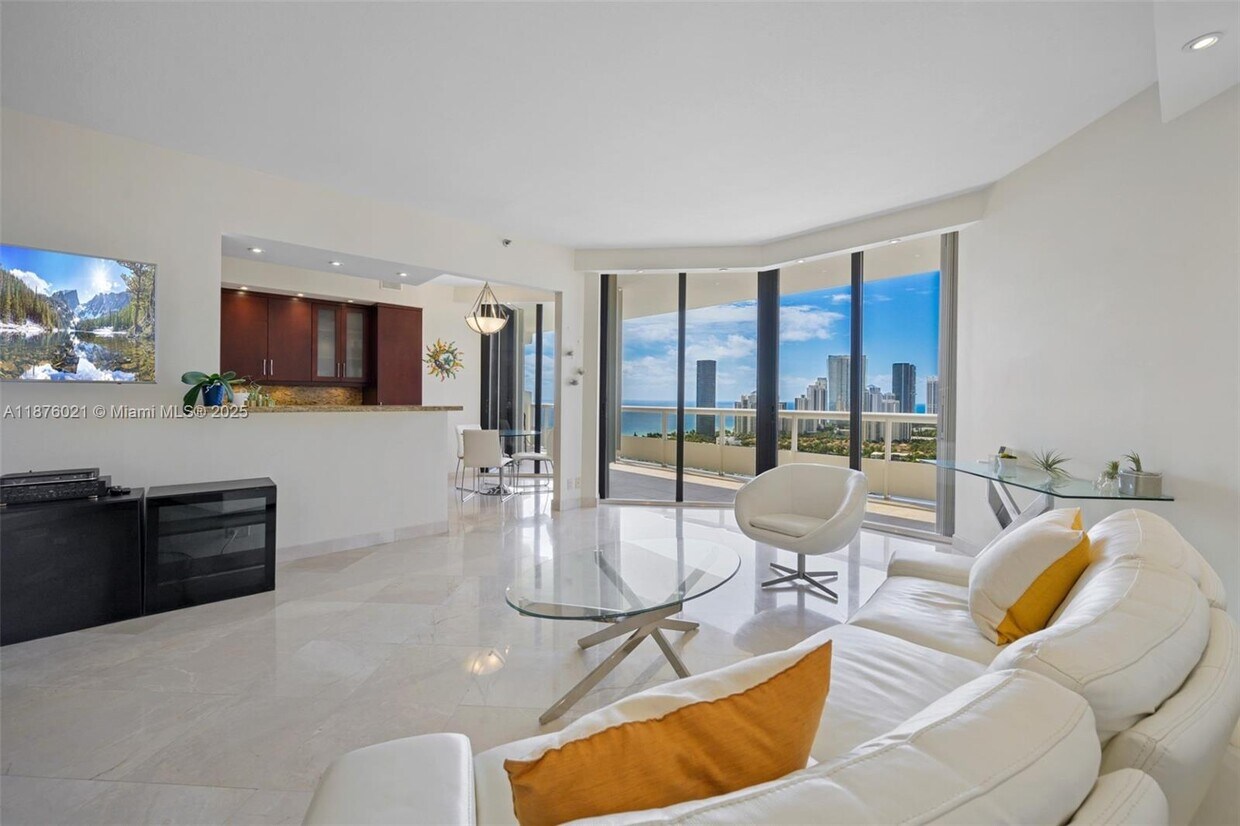 Foto principal - 20191 E Country Club Dr