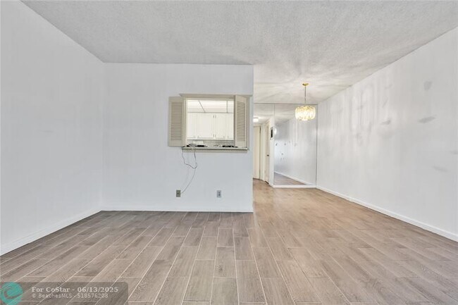 Building Photo - 165 Sussex I