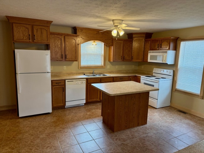 Building Photo - 1616 Spring Valley Dr