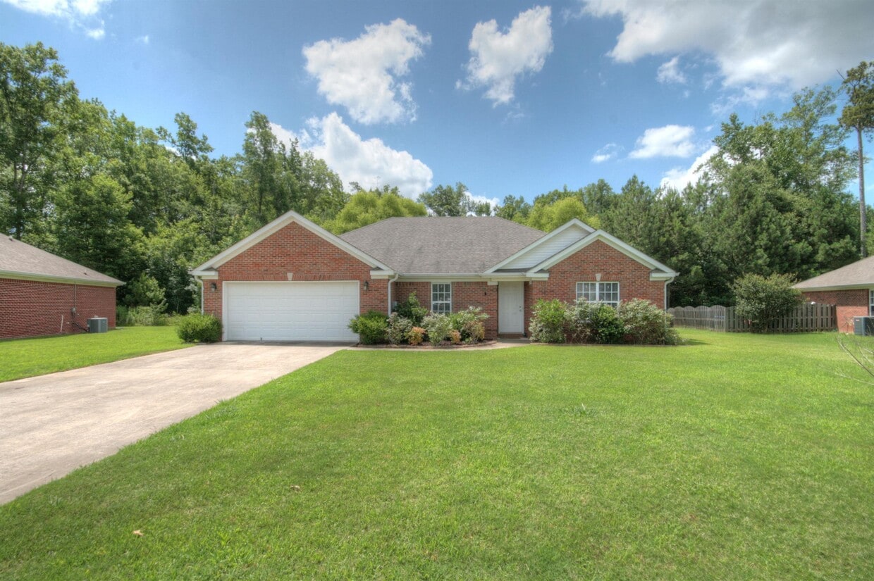240 Chestnut Oak Cir, Owens Cross Roads, AL 35763 House Rental in