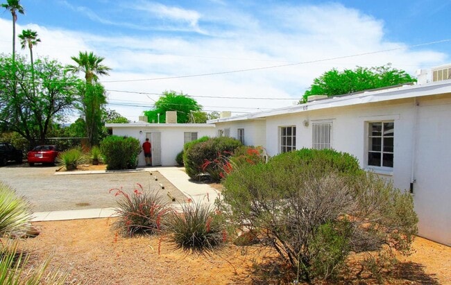 Building Photo - 615 E Knox Dr