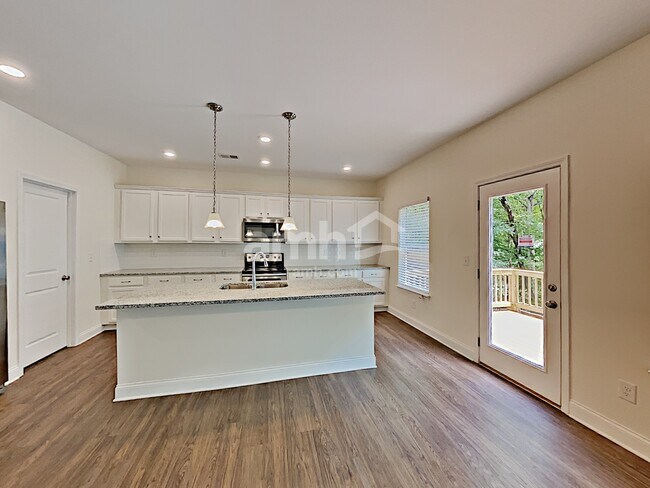 Building Photo - 704 Sierra Ct