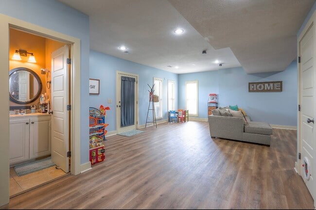 Building Photo - 10111 N Tullis Dr
