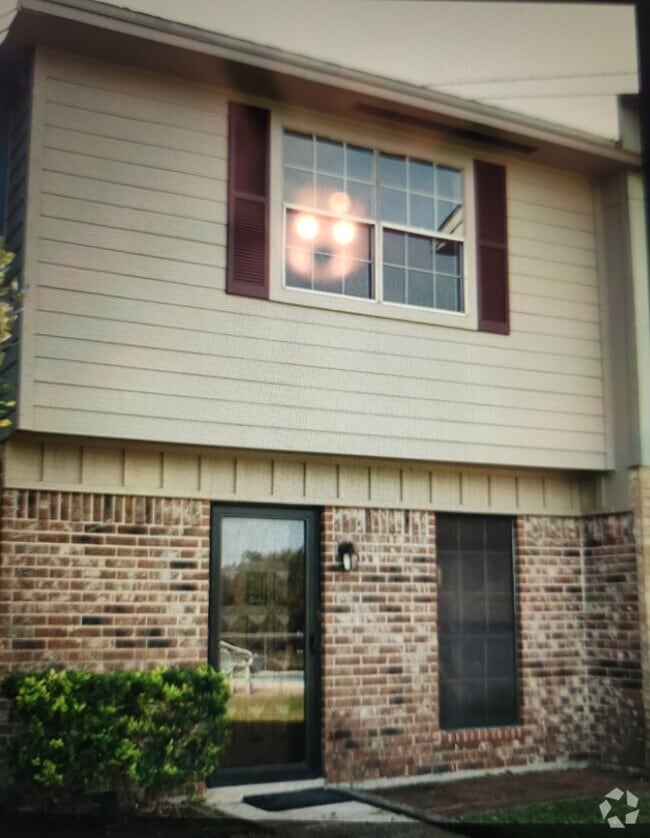 Building Photo - 8912 Glacier Ave
