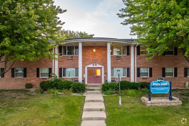 Entrada principal - River Park Apartments
