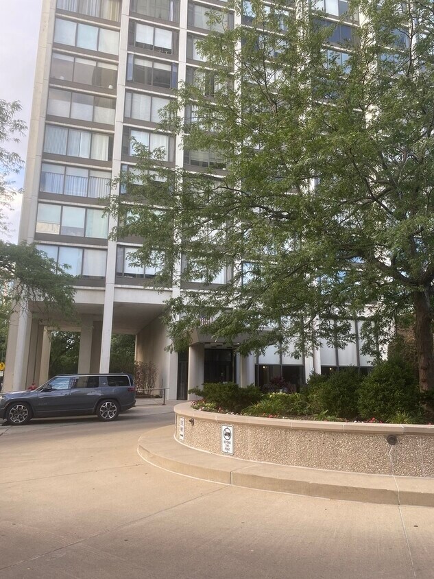 Foto principal - 5455 N Sheridan Rd