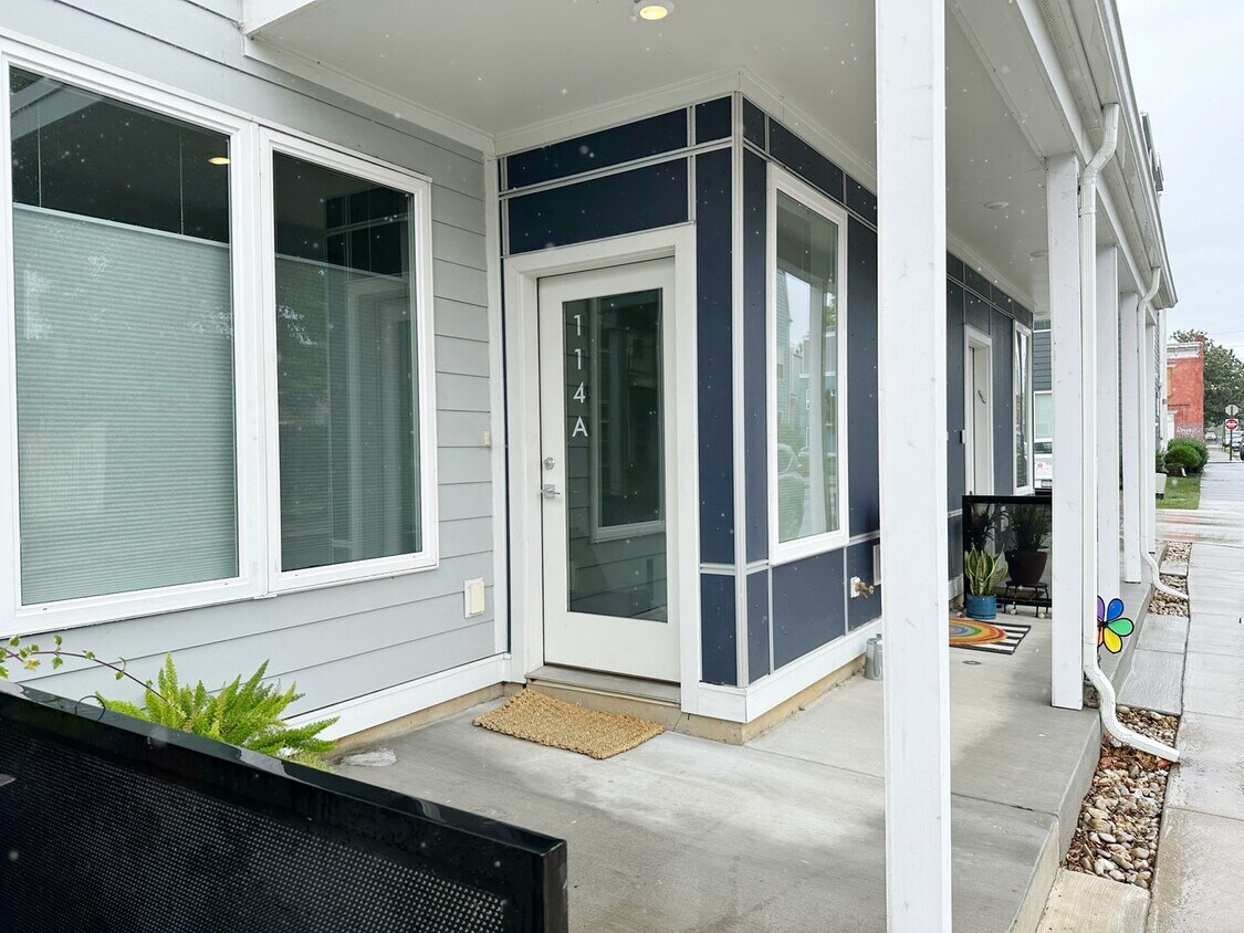 Foto principal - Modern 2 Bed, 2 Bath Condo with Fenced Yar...