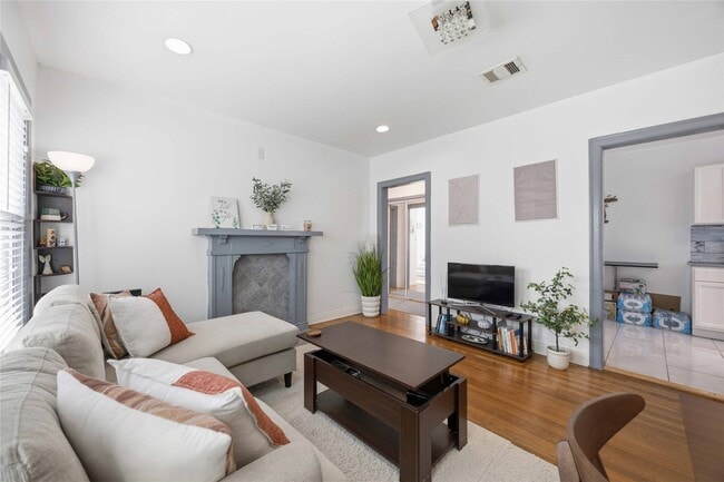 Building Photo - 1546 Lombardy St