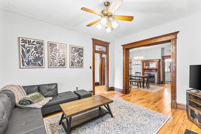 Foto del edificio - Historic Victorian Charm Meets Modern Living in the Heart of Italian Village / Short North!