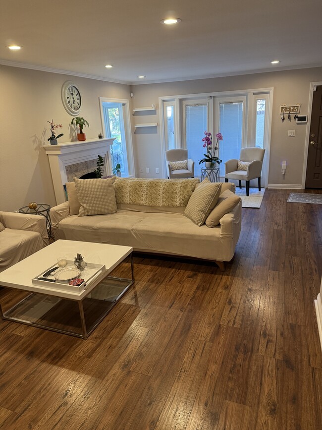 Building Photo - 1117 Cll Malaga