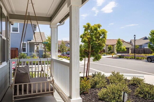 Building Photo - Beautiful Three Bedroom Home in East Garrison