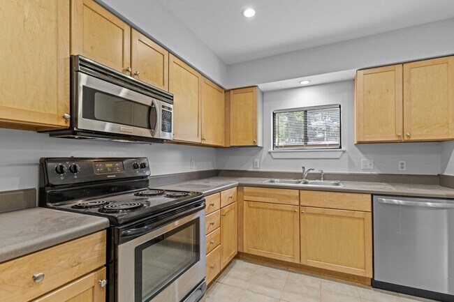 Foto del edificio - AVAILABLE NOW - Updated 2 Bedroom Duplex w...