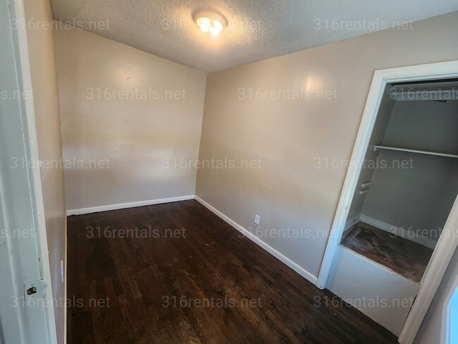 Building Photo - 957 N Old Manor Rd
