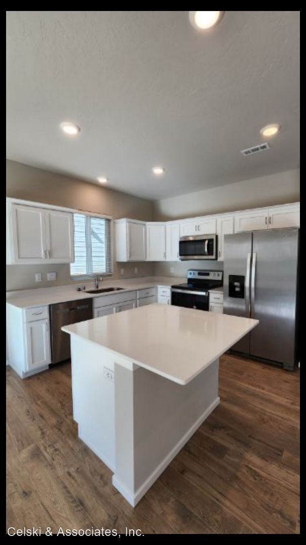 Building Photo - 4 br, 2.5 bath House - 942 S. Yolo Place