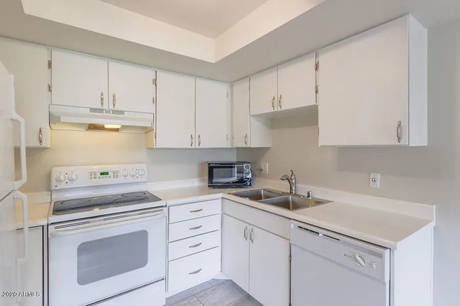 Photo - E Camelback House