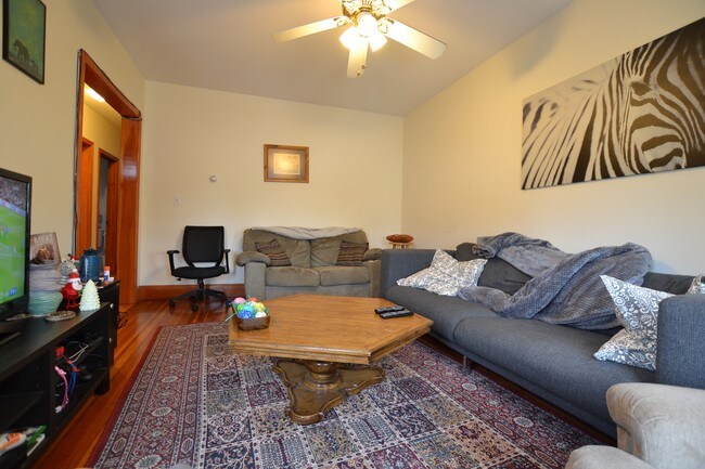 Foto del edificio - 12 Montcalm Ave