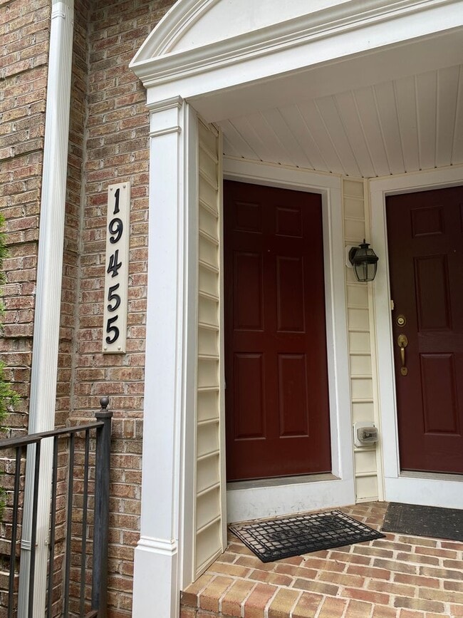 Building Photo - Lovely 3 Bedroom / 2.5 Bathroom Townhome i...
