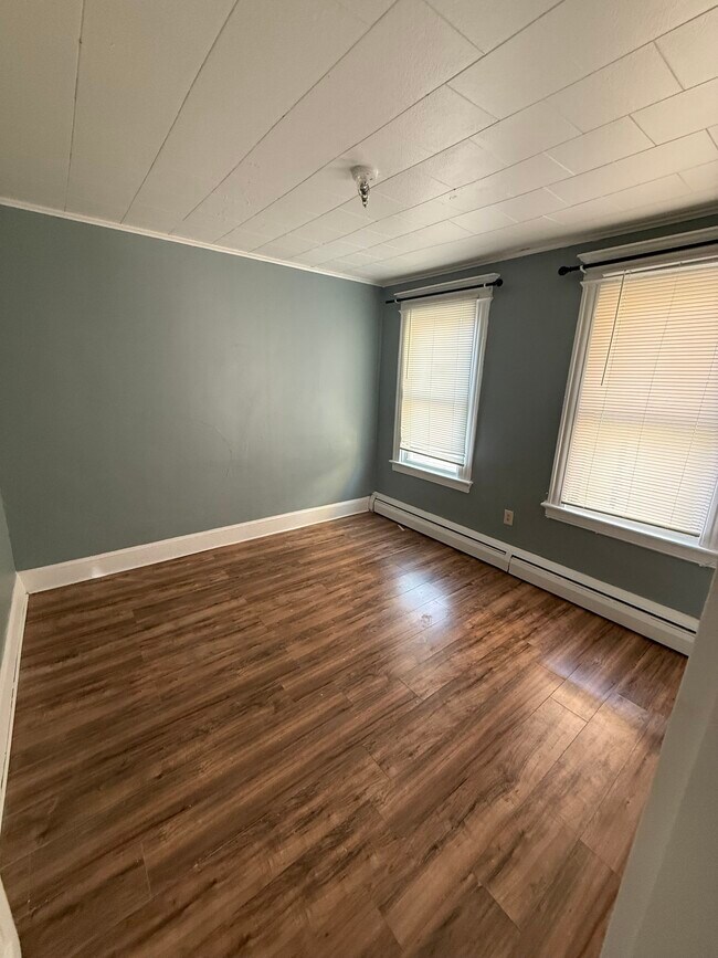 Foto del edificio - 76 Lounsbury Ave