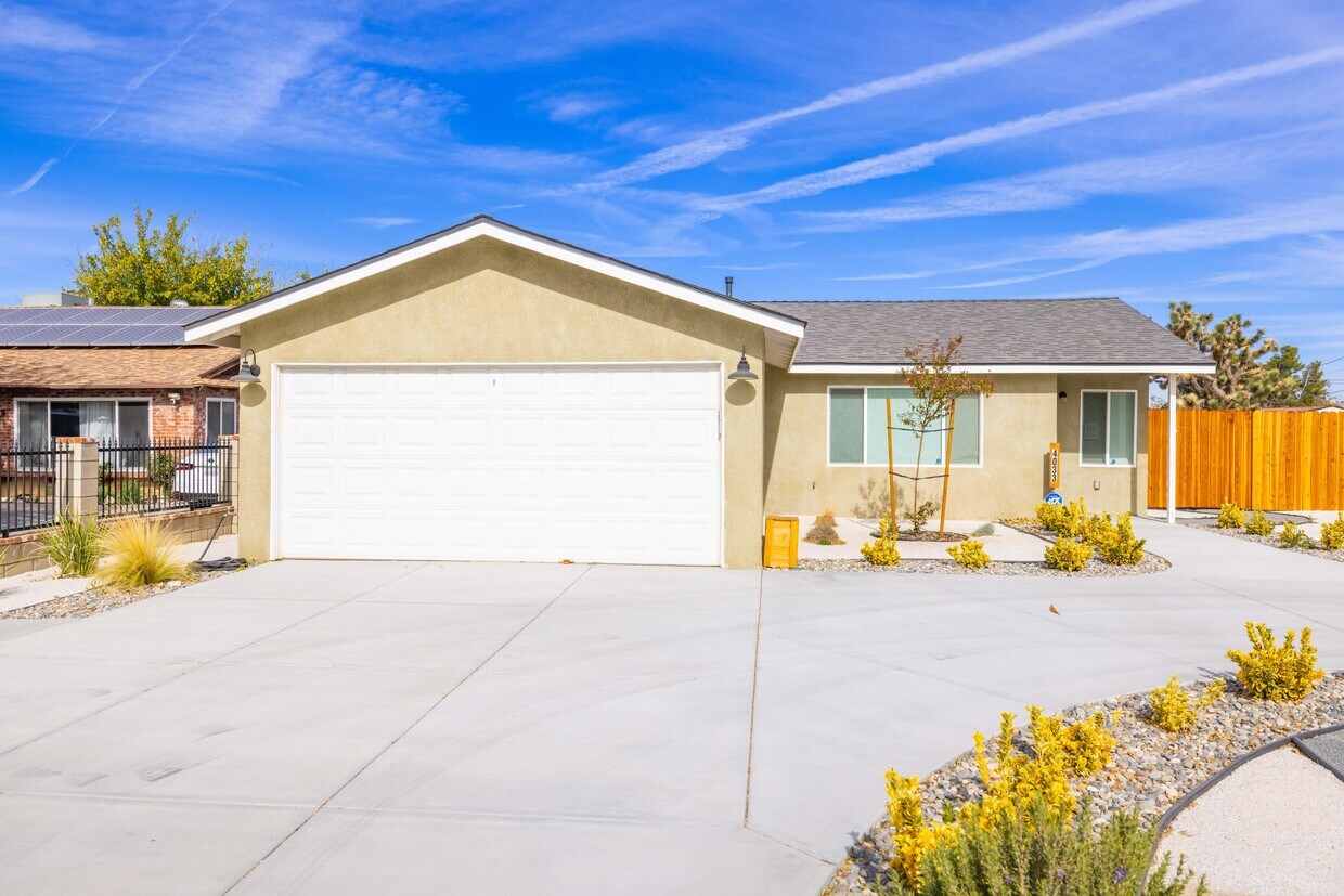 Foto principal - 4033 W Ave L8