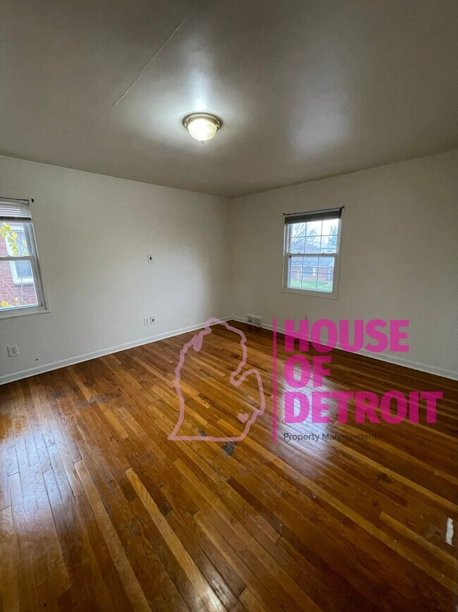 Building Photo - 3 BEDROOM | 1.5 BATH | FREE PRE SCREEN