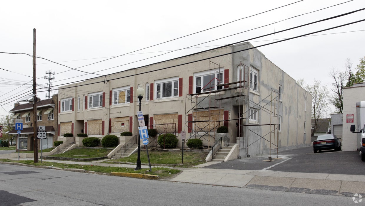 Primary Photo - 4305-4313 W Maple Ave