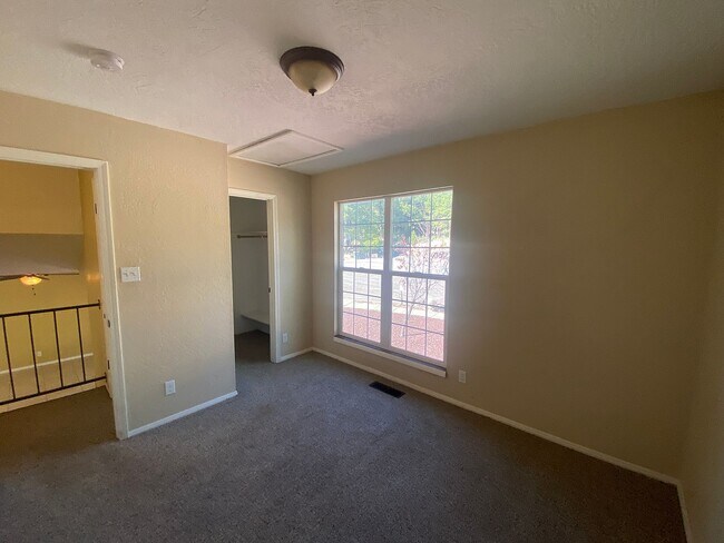 Building Photo - 1607 N Prairie Way