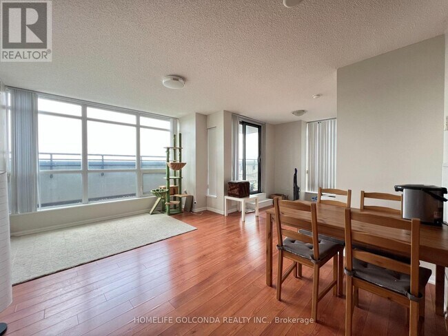 Photo du bâtiment - 830 Lawrence Ave W