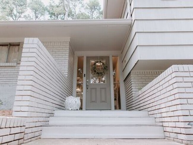 Building Photo - Large 4 bedroom in Brookwood with a pool!