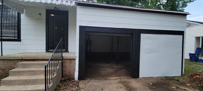 Foto del edificio - Great 3 bedroom/2 bath home with Oven, Refrigerator, Garage, Central Air & Heat!