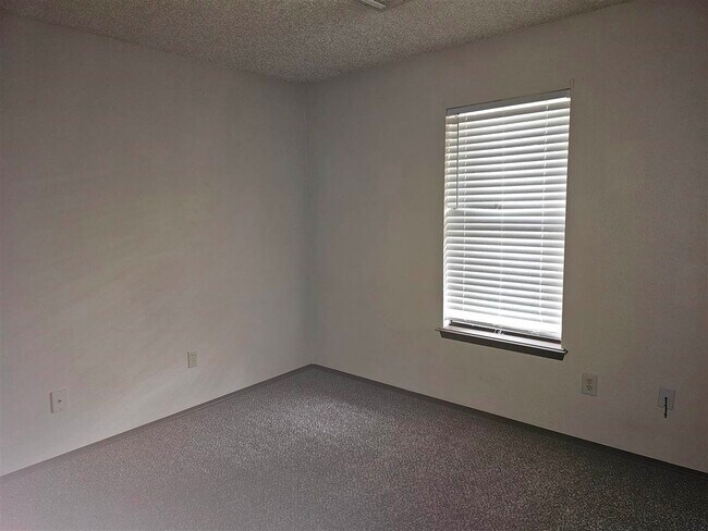 Building Photo - 913 NE Rogers Ln