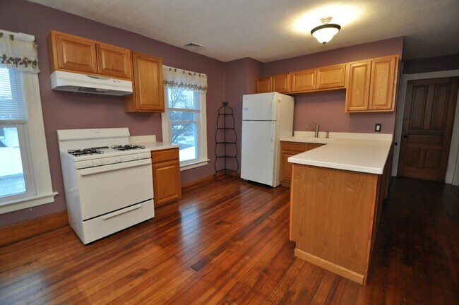 Building Photo - 809 Elm St