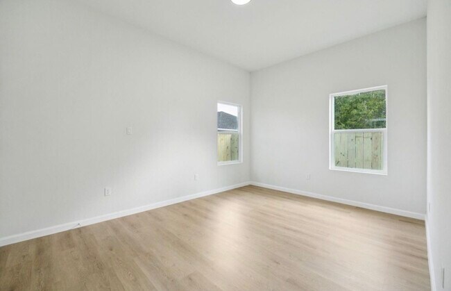 Building Photo - 422 New Hampshire St