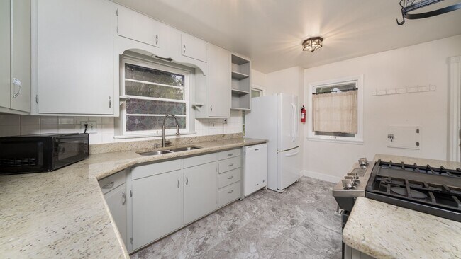 Building Photo - Charming ranch home in prime Patty Jewett ...