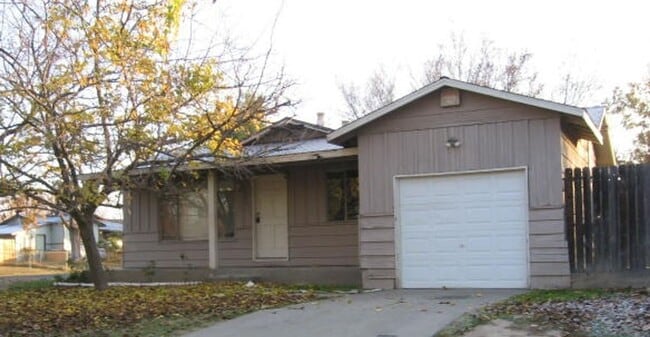 Charming cottage on large corner lot - Charming cottage on large corner lot House